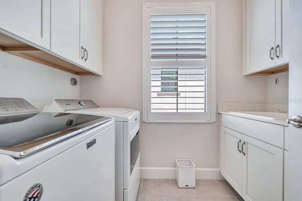 Laundry room with sink & storage cabinets - 8449 VIA VITTORIA WAY, ORLANDO