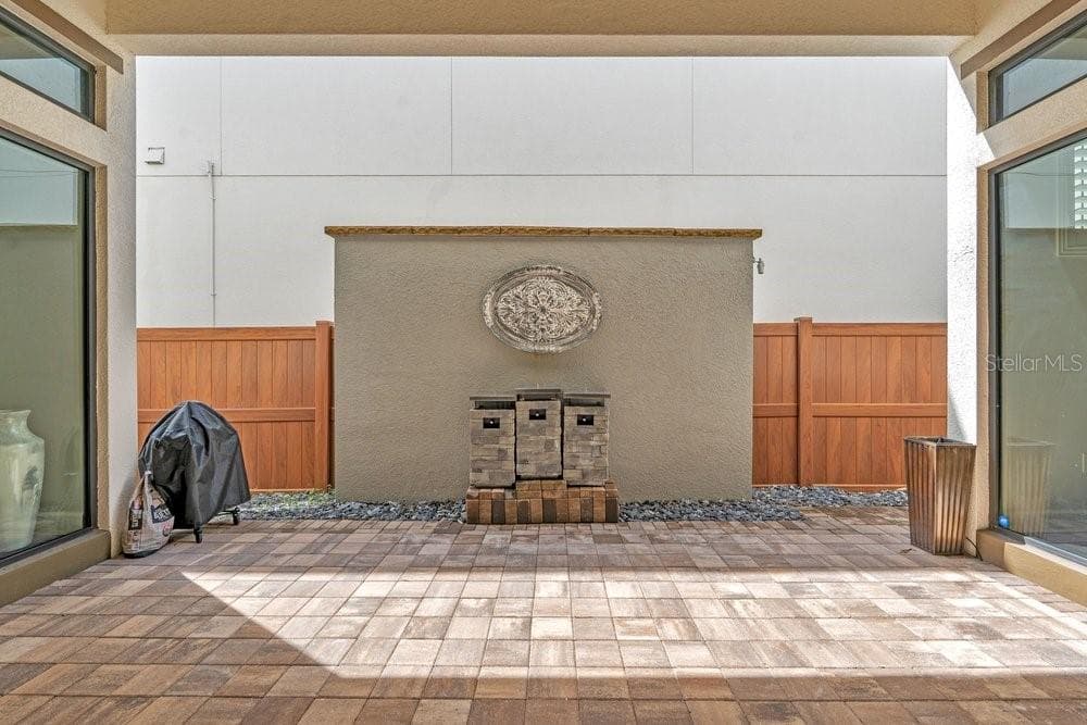 Lanai with feature wall - 8449 VIA VITTORIA WAY, ORLANDO