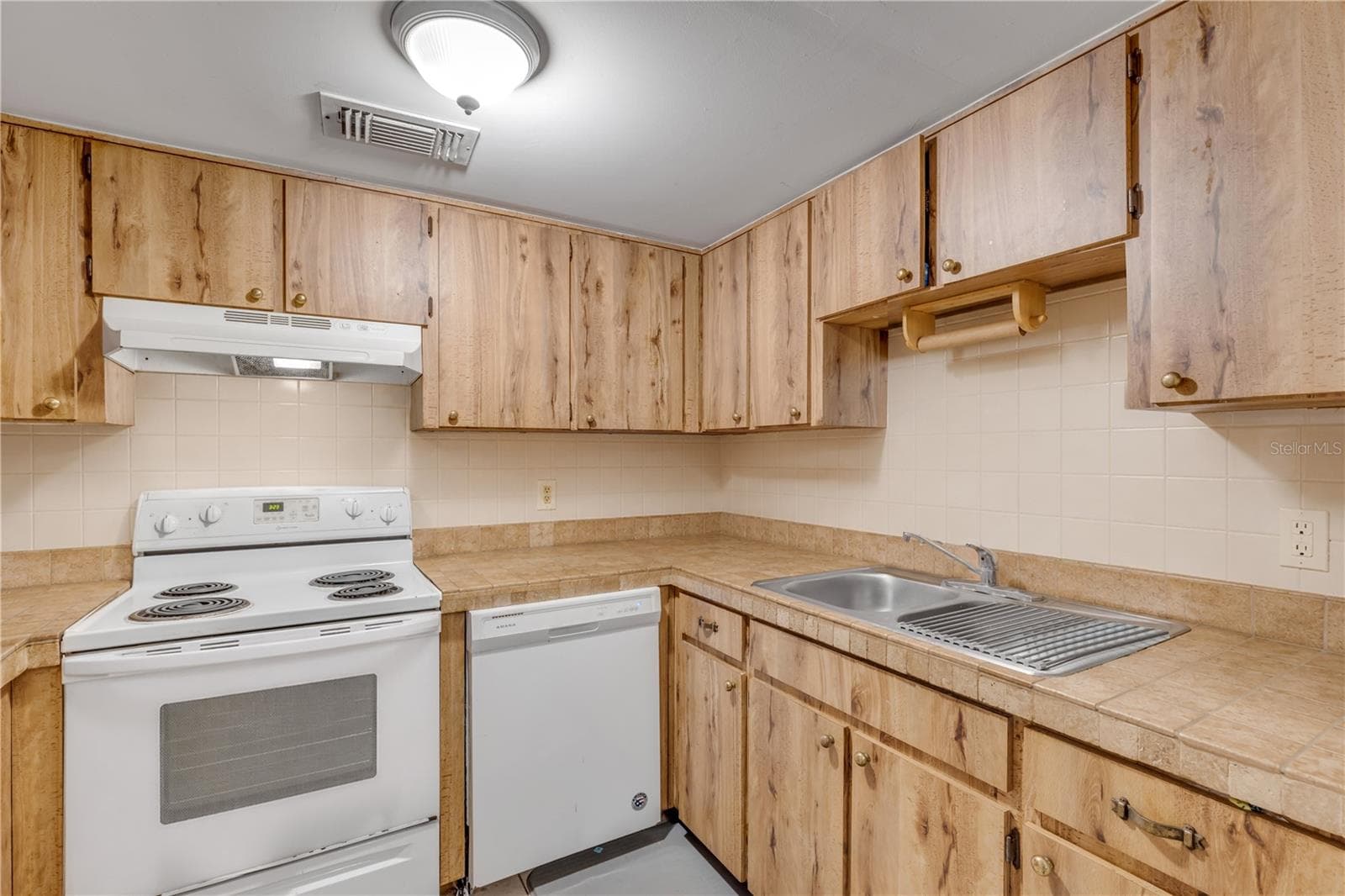 Half Duplex at 1205 16TH ST, EDGEWATER, photo 4 of 32