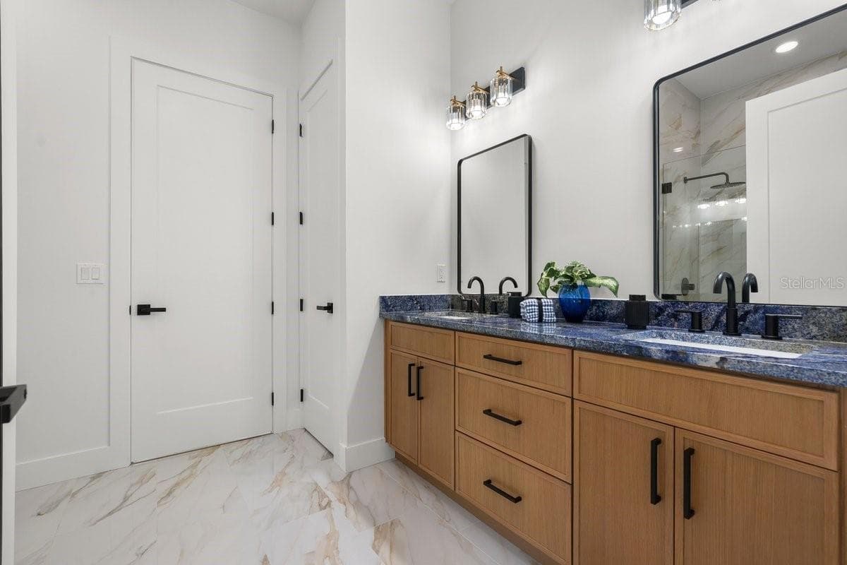 Jack and Jill bathroom - 612 MAHOGANY RUN, PALM COAST