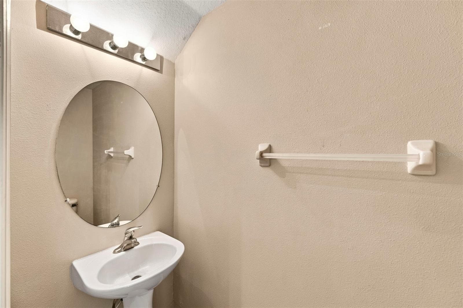 half bath on the first floor - 8508 BRUSHLEAF WAY, TAMPA