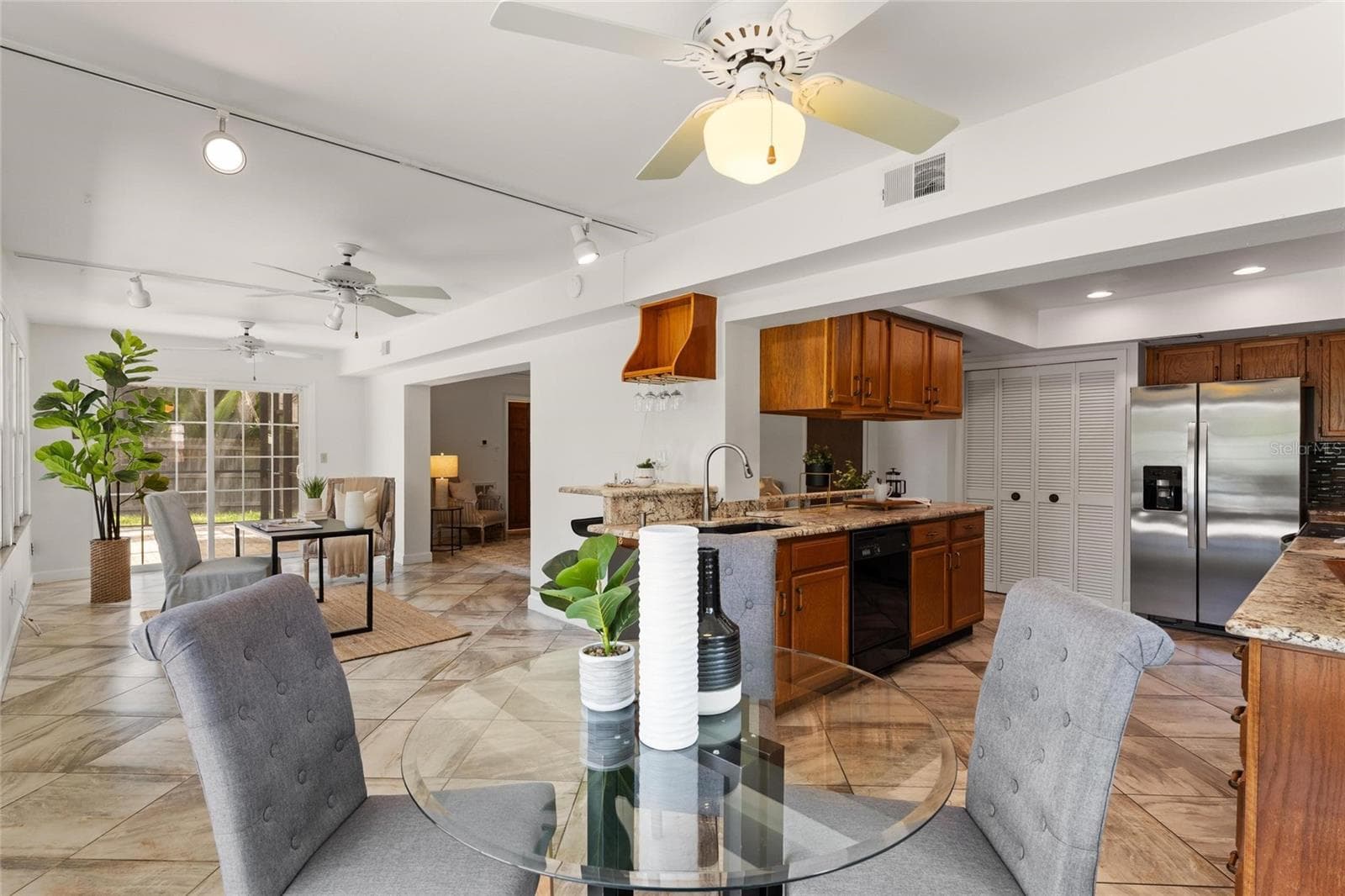 Eat-in dinette in kitchen area - 2784 HEATHERWOOD CT, CLEARWATER