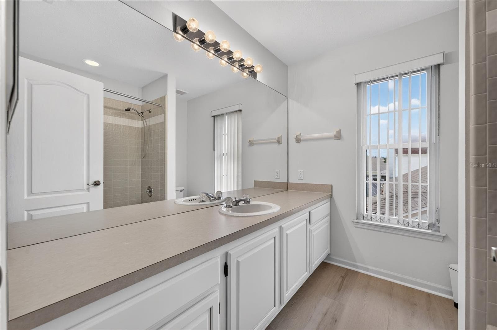Upstairs hall bath - 3561 VENTURA CLUB CIR, ORLANDO
