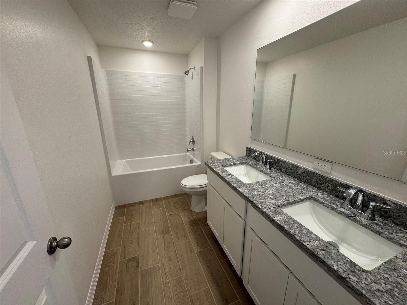 Secondary Bath with dual sinks - 4144 SILKTREE CT, POINCIANA
