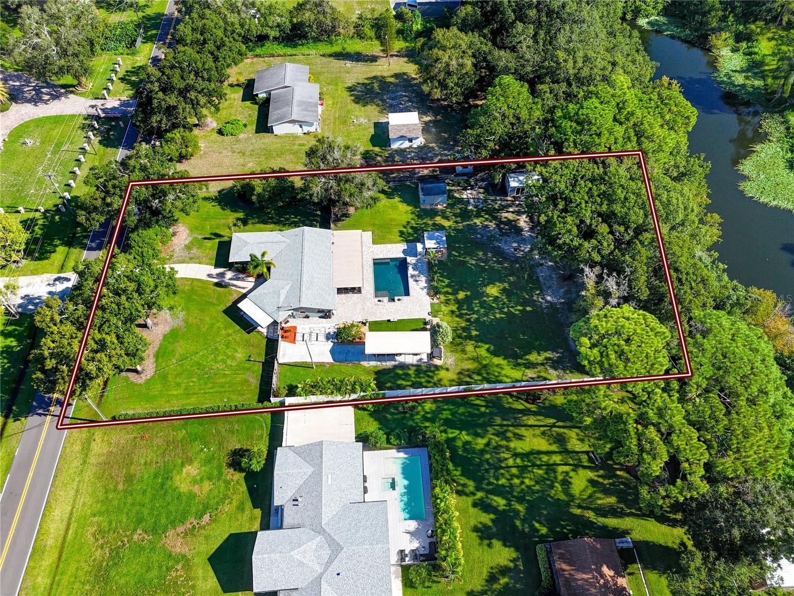 0.9 Acres of privacy and options for AirBnB! Install a pickleball court, mini-golf course, lazy river, and sports court! - 7913 BEASLEY RD, TAMPA