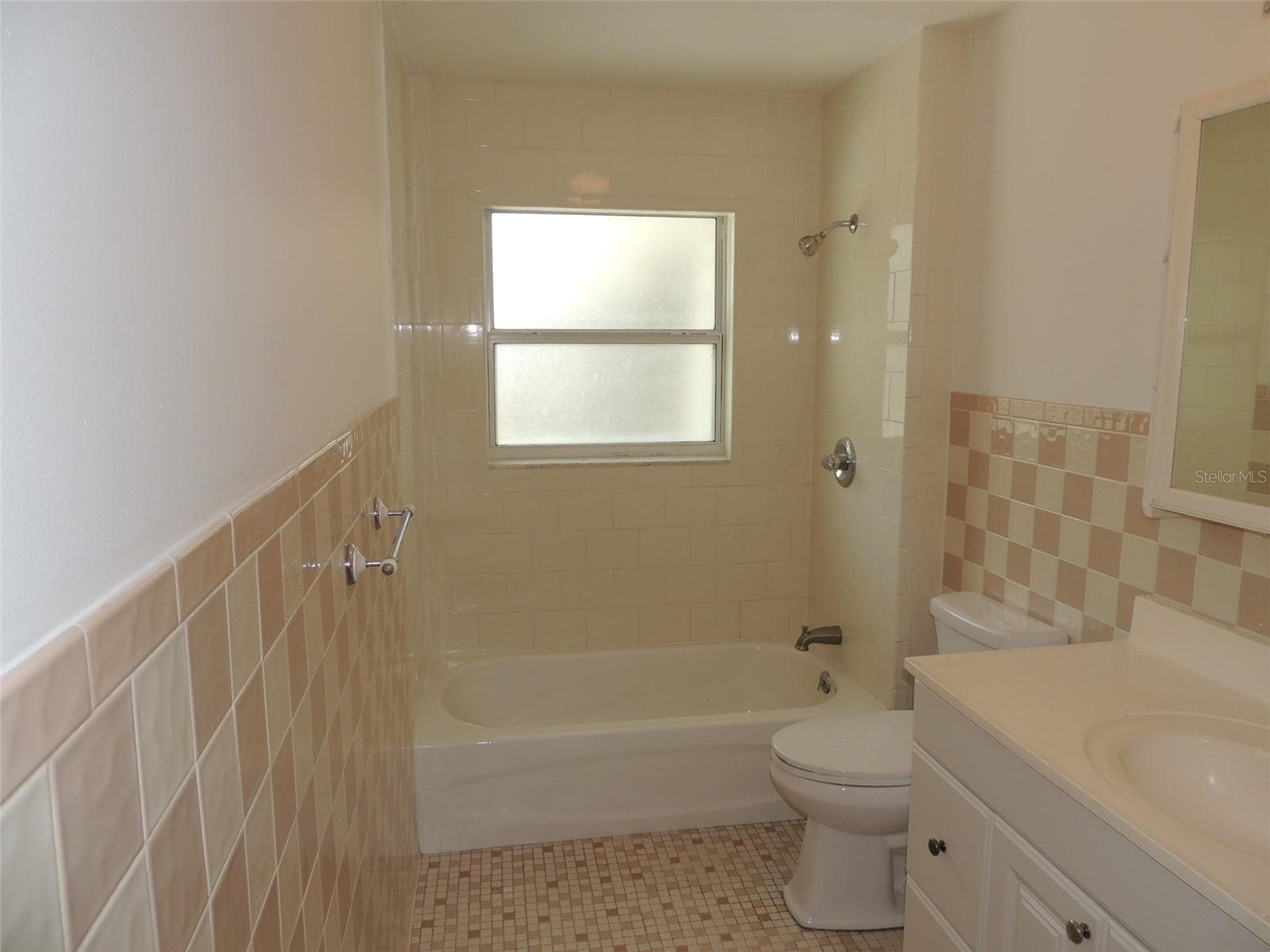 Hall Bathroom - 13250 NE 52ND PL, WILLISTON