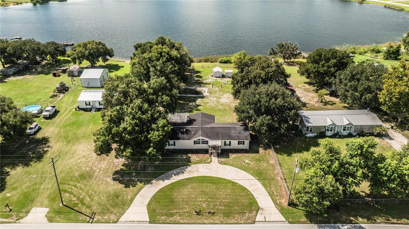 Front of house with view of Lake Walker - 8045 ALTURAS BABSON PARK CUTOFF RD, BARTOW