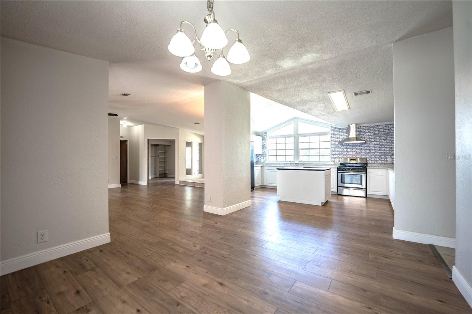 Dining Room looking into kitchen and living room - 8045 ALTURAS BABSON PARK CUTOFF RD, BARTOW
