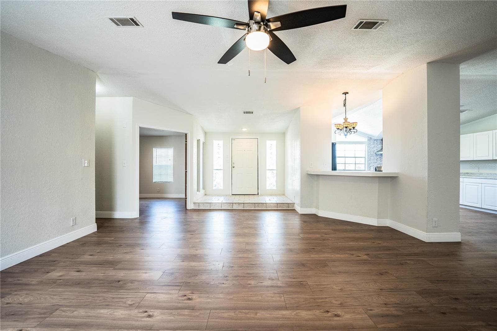 Living Room looking at entrance - 8045 ALTURAS BABSON PARK CUTOFF RD, BARTOW