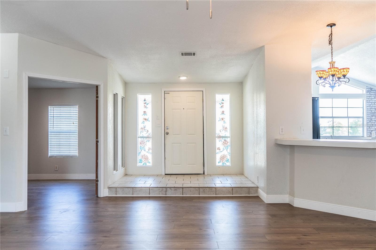 Living Room looking at entrance and bonus bedroom/nursery/office - 8045 ALTURAS BABSON PARK CUTOFF RD, BARTOW
