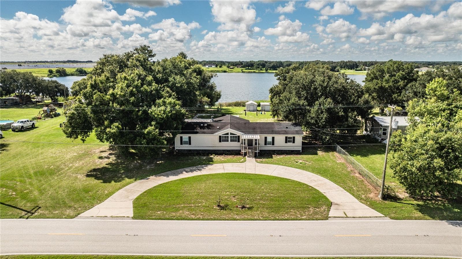 Front of house with view of Lake Walker - 8045 ALTURAS BABSON PARK CUTOFF RD, BARTOW