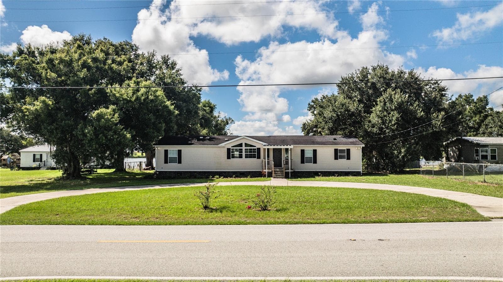 Front with circle driveway - 8045 ALTURAS BABSON PARK CUTOFF RD, BARTOW