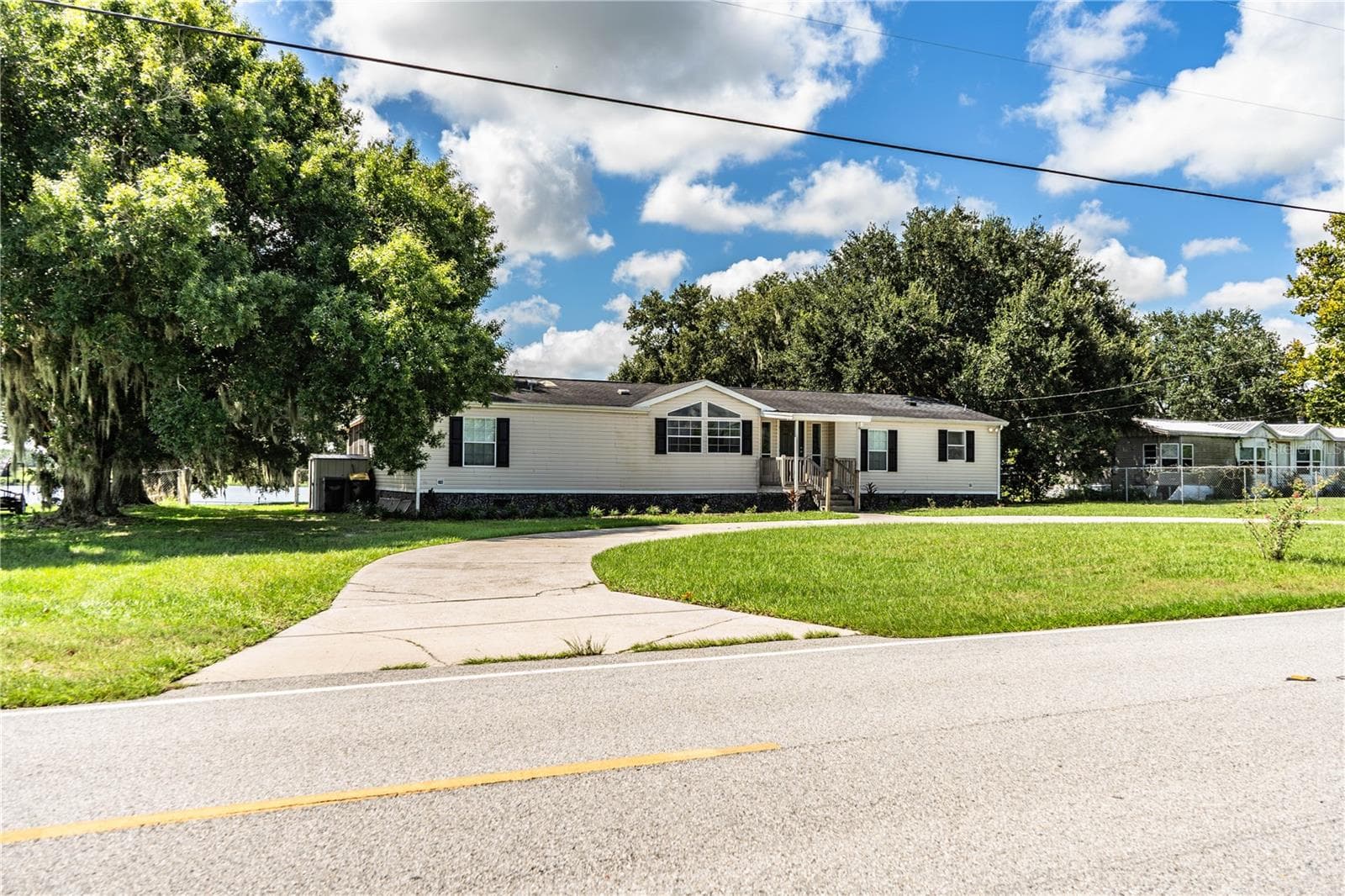 Front with circle driveway - 8045 ALTURAS BABSON PARK CUTOFF RD, BARTOW