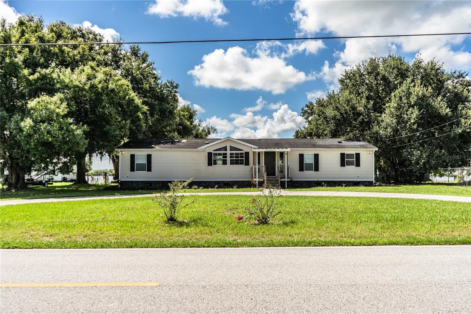 Front with circle driveway - 8045 ALTURAS BABSON PARK CUTOFF RD, BARTOW