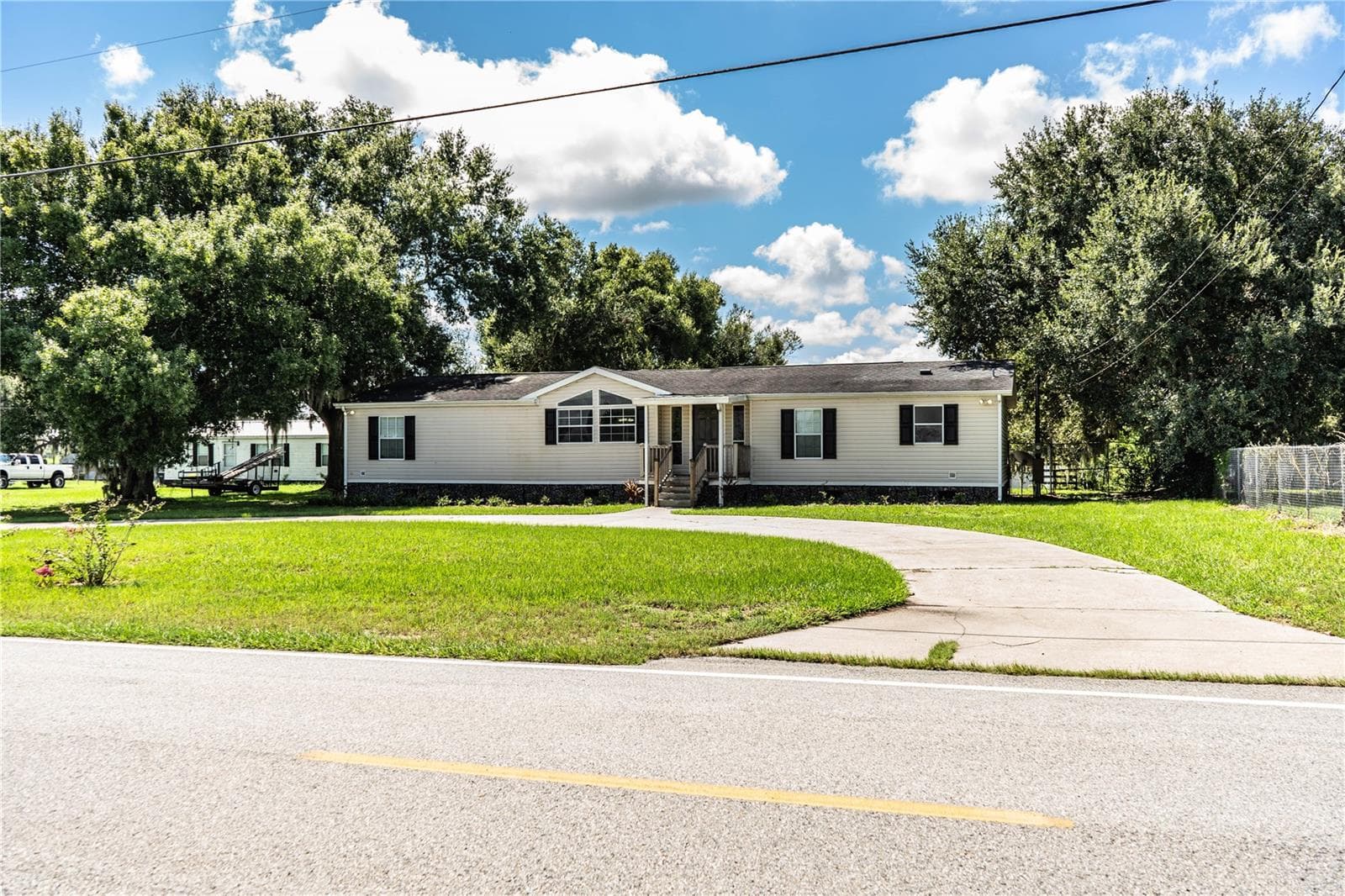 Front with circle driveway - 8045 ALTURAS BABSON PARK CUTOFF RD, BARTOW