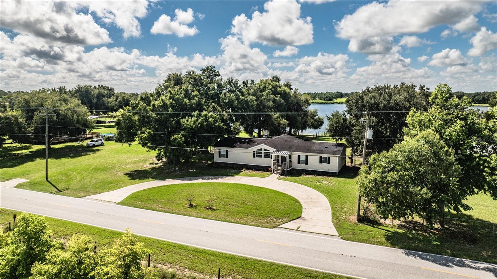 Front of house with view of Lake Walker - 8045 ALTURAS BABSON PARK CUTOFF RD, BARTOW