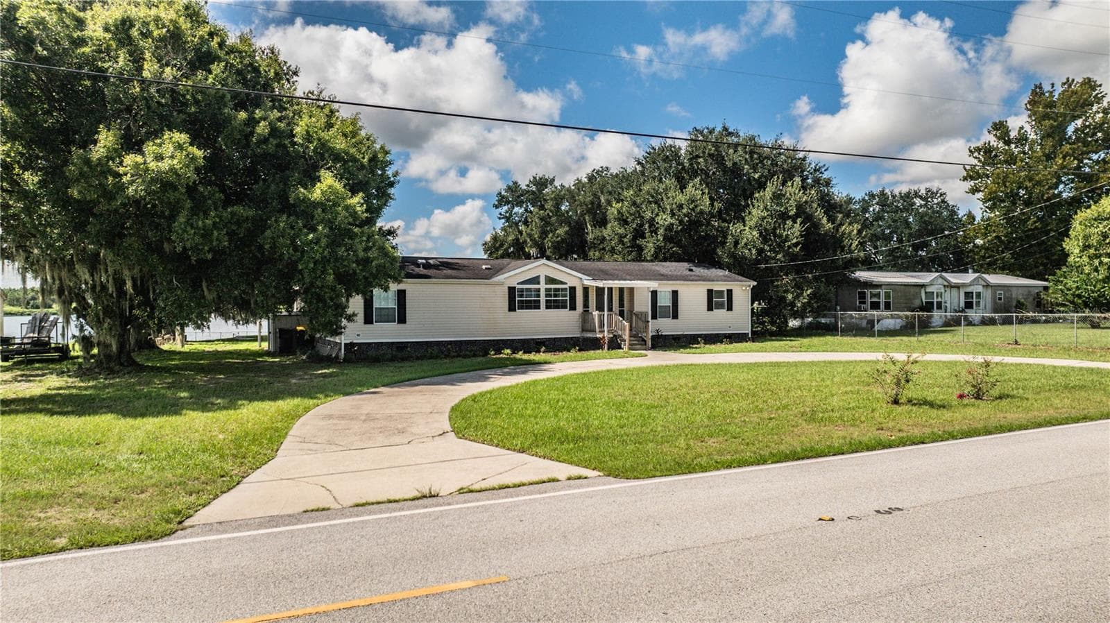 Front with circle driveway - 8045 ALTURAS BABSON PARK CUTOFF RD, BARTOW