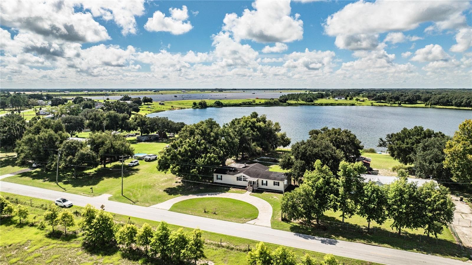 Front of house with view of Lake Walker - 8045 ALTURAS BABSON PARK CUTOFF RD, BARTOW