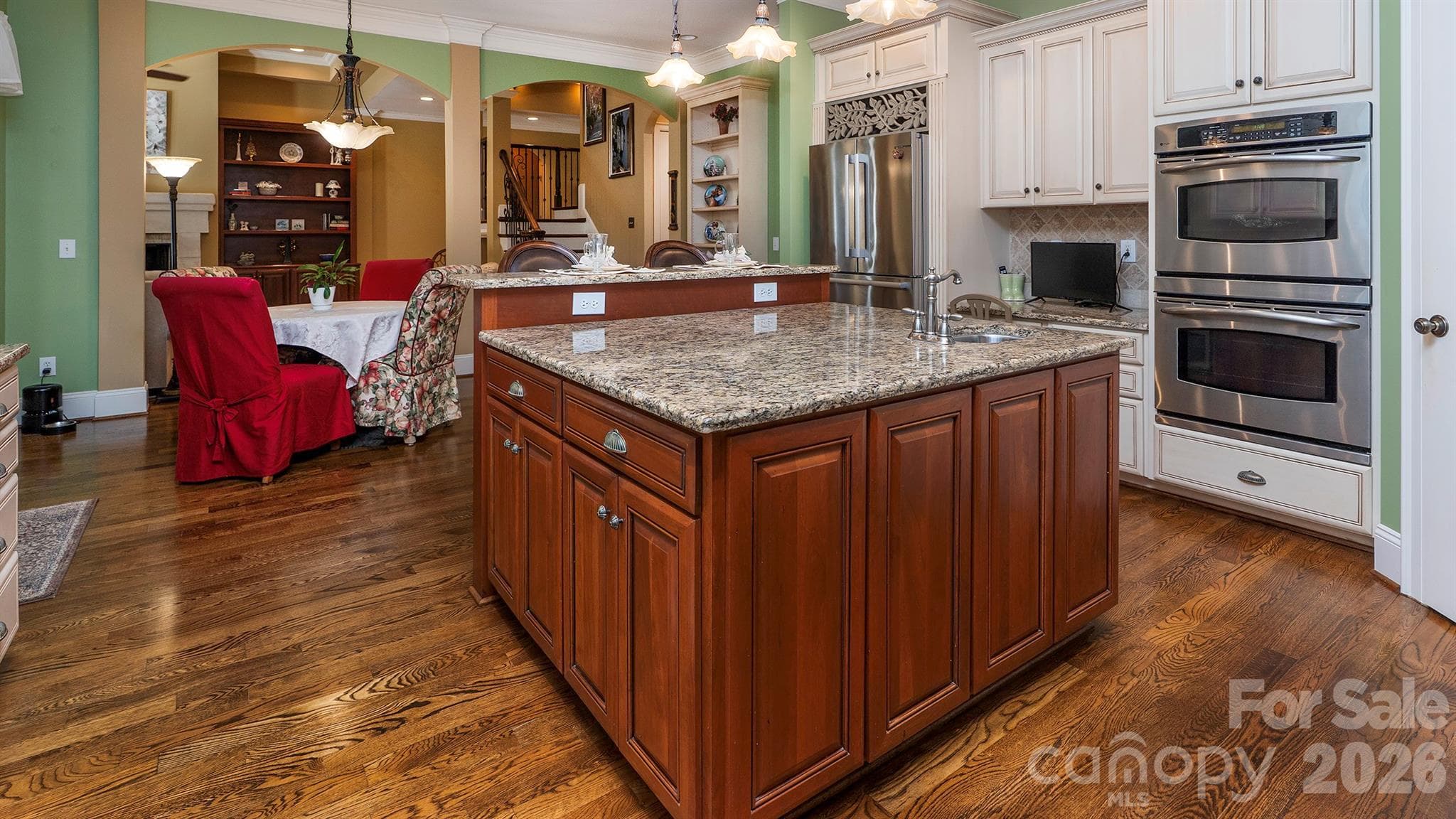 Double wall ovens... - 7786 Chapel Creek Drive, Denver