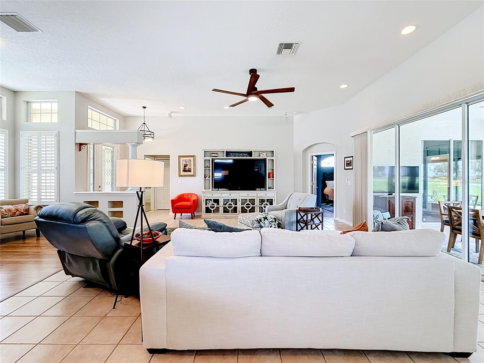 Light, Bright and Airy with Expansive Slider to Lanai - 5693 GULF STREAM STREET, TAVARES