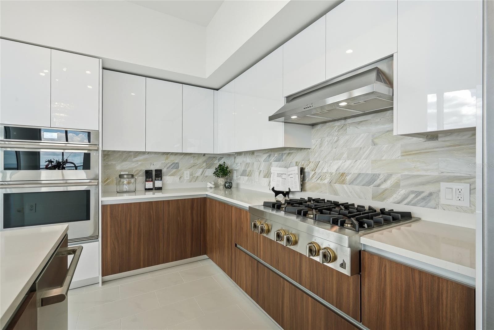 Marble backsplash. - 400 CENTRAL AVE #1901, ST PETERSBURG