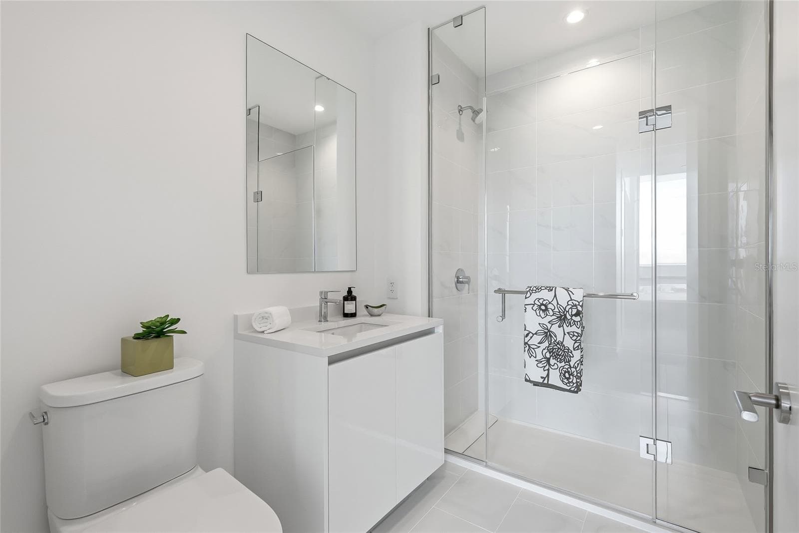 Ensuite bathroom for the guest room. - 400 CENTRAL AVE #1901, ST PETERSBURG