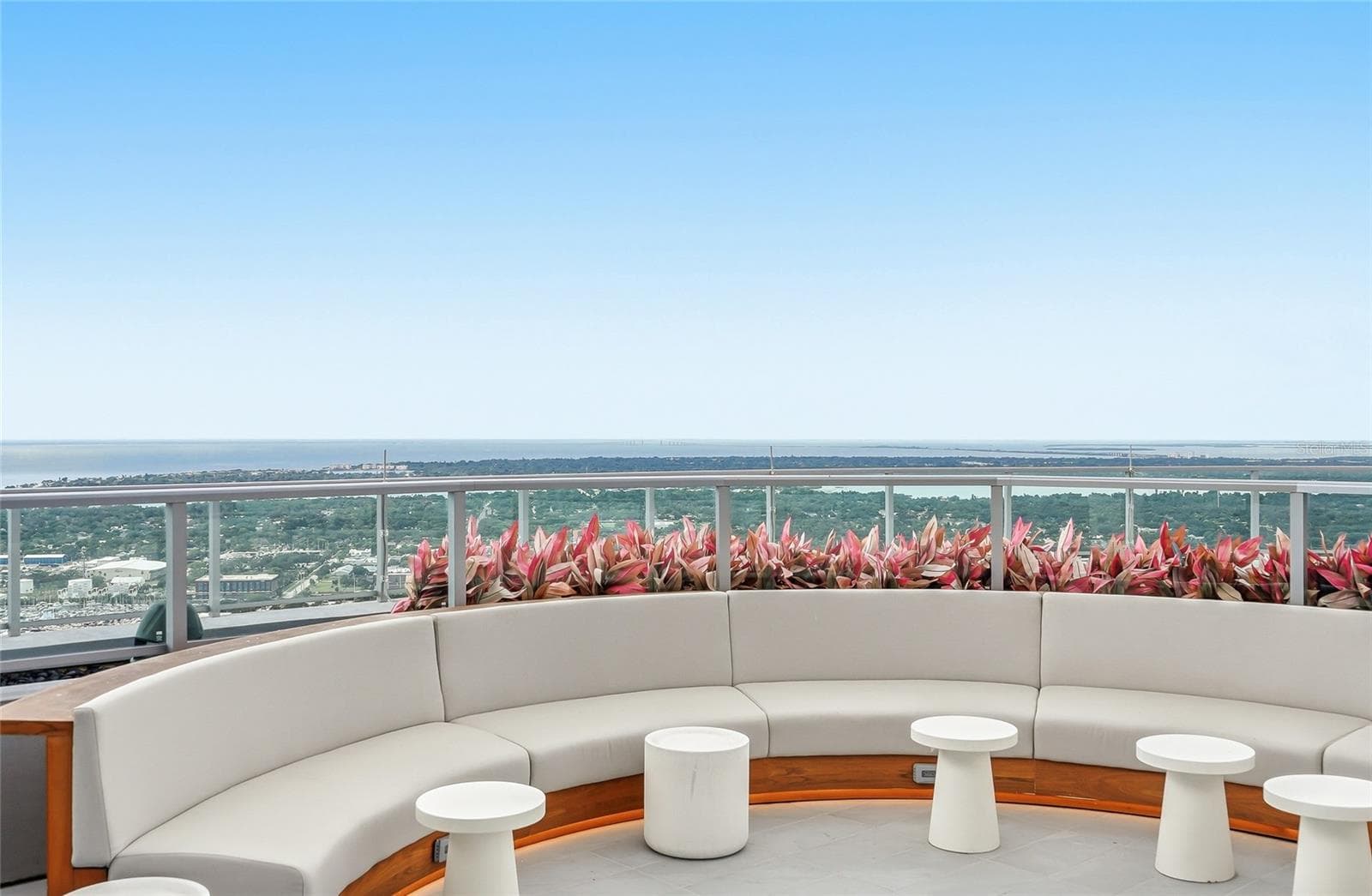 Toplevel observation deck - 400 CENTRAL AVE #1901, ST PETERSBURG