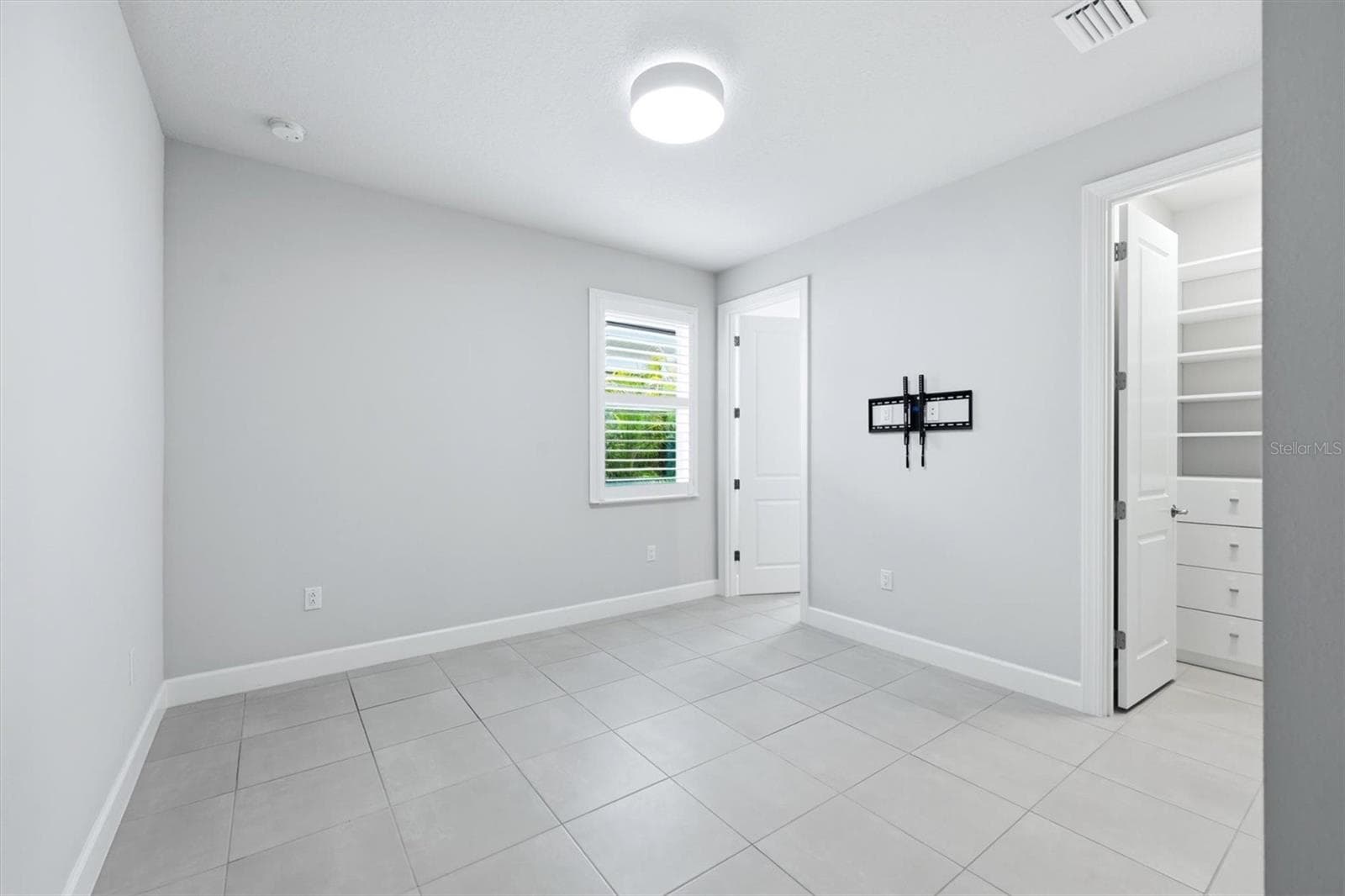 En-Suite Bedroom with Custom Closet - 7717 SANDHILL LAKE DR, SARASOTA