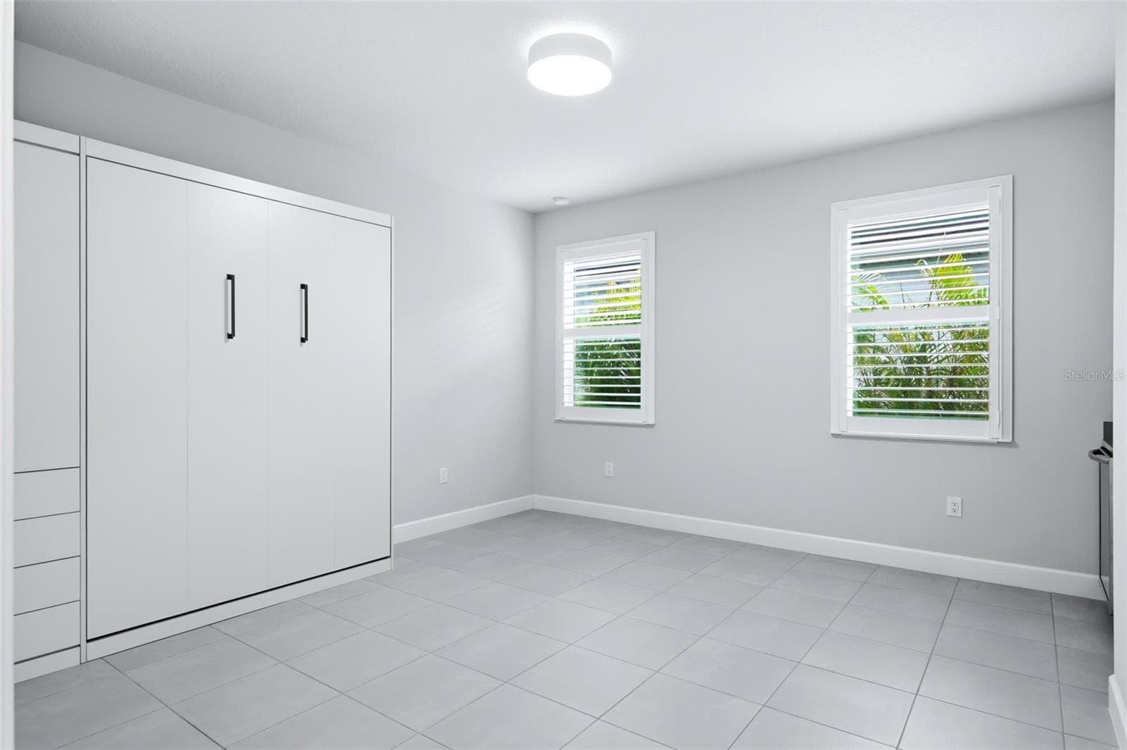 Guest Suite with Built-In Closet & Murphy Bed - 7717 SANDHILL LAKE DR, SARASOTA