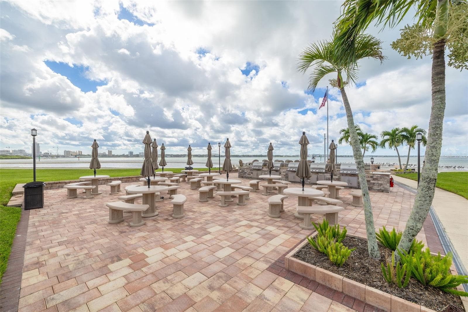Table, Umbrella and Grillng Area - 865 S GULFVIEW BLVD #109, CLEARWATER BEACH
