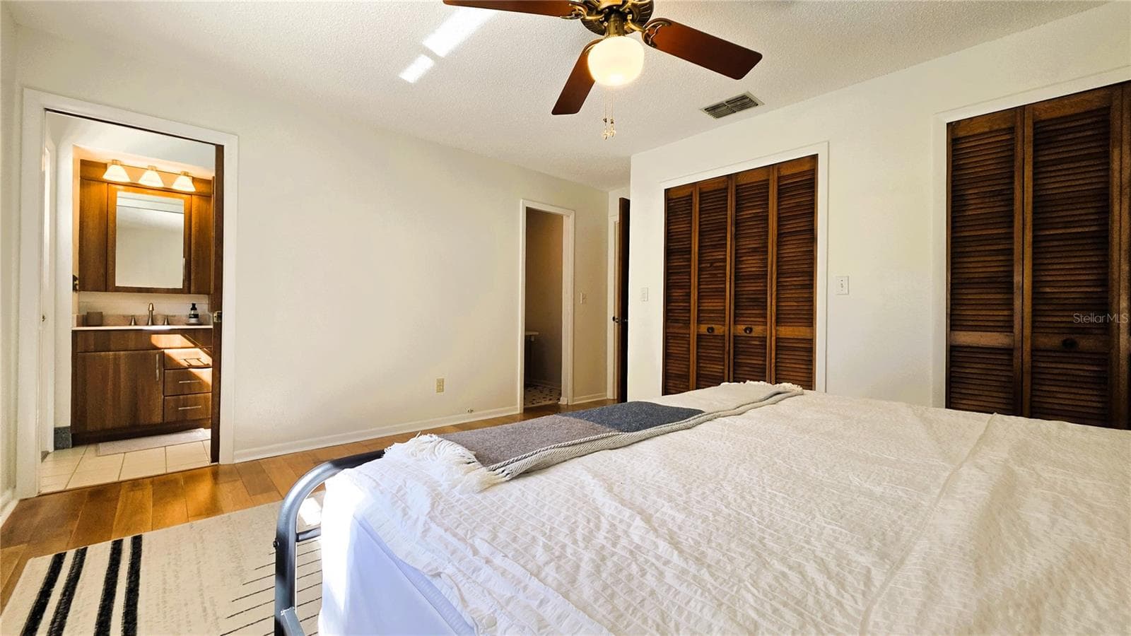 Primary bedroom + bath. - 2529 INDIGO DR, DUNEDIN