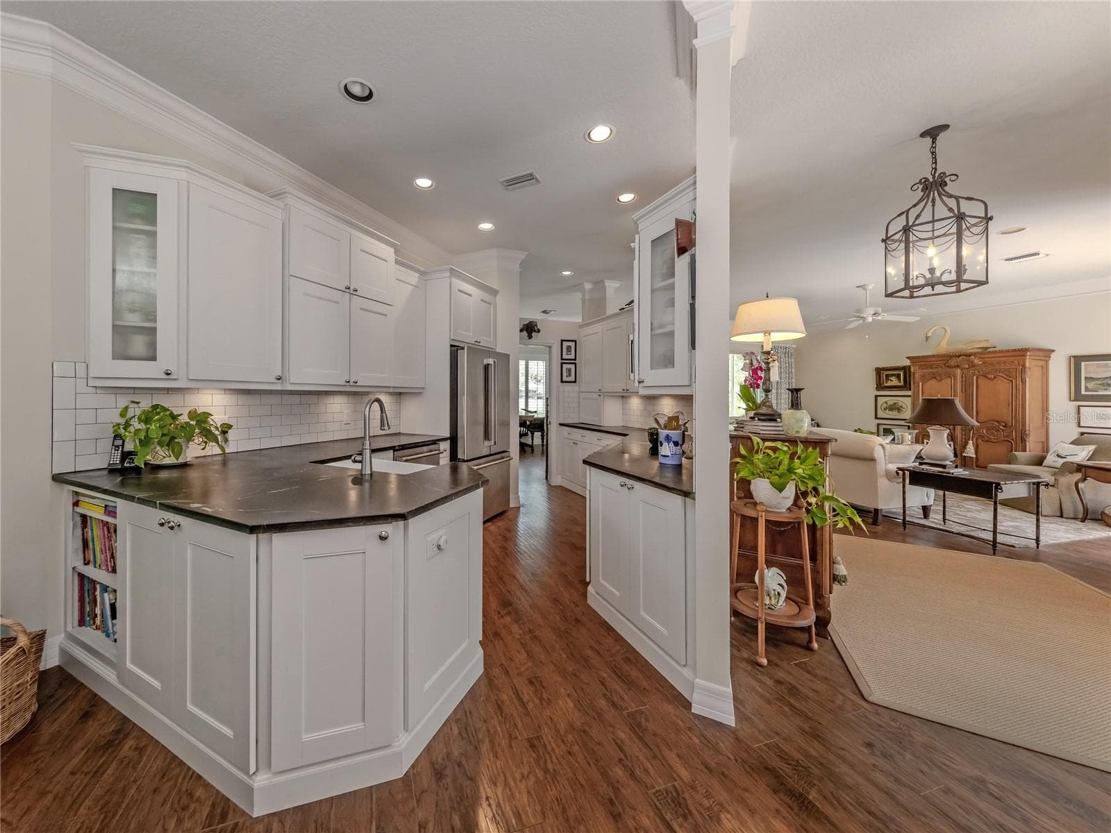 Single Family Residence at 228 VESTAVIA DR, VENICE, photo 14 of 76