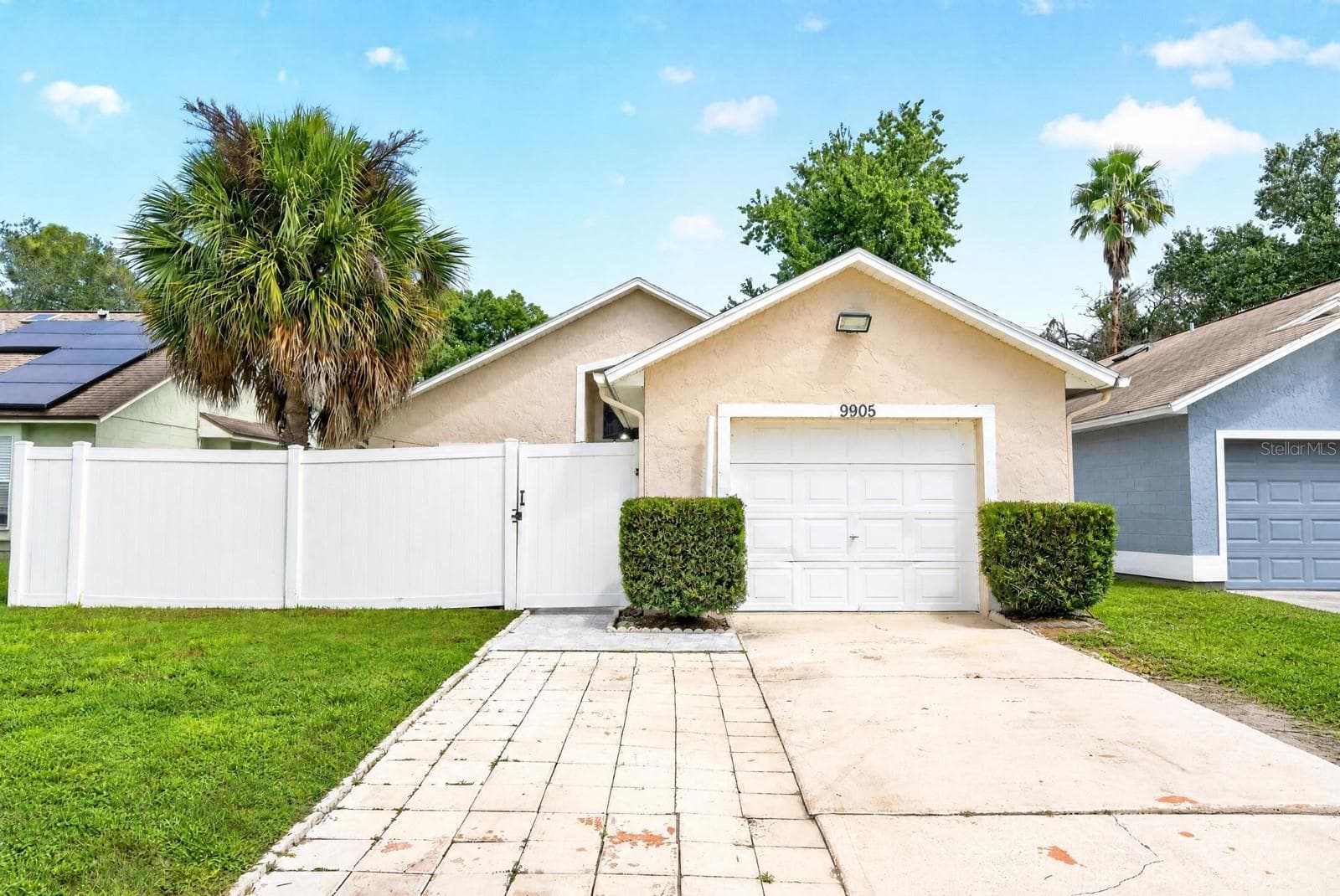 NO HOA ~ PRIVATE POOL ~ AND AN UPDATED INTERIOR make this single-story Dean Acres home an easy standout in East Orlando! - 9905 DEAN ACRE DR, ORLANDO