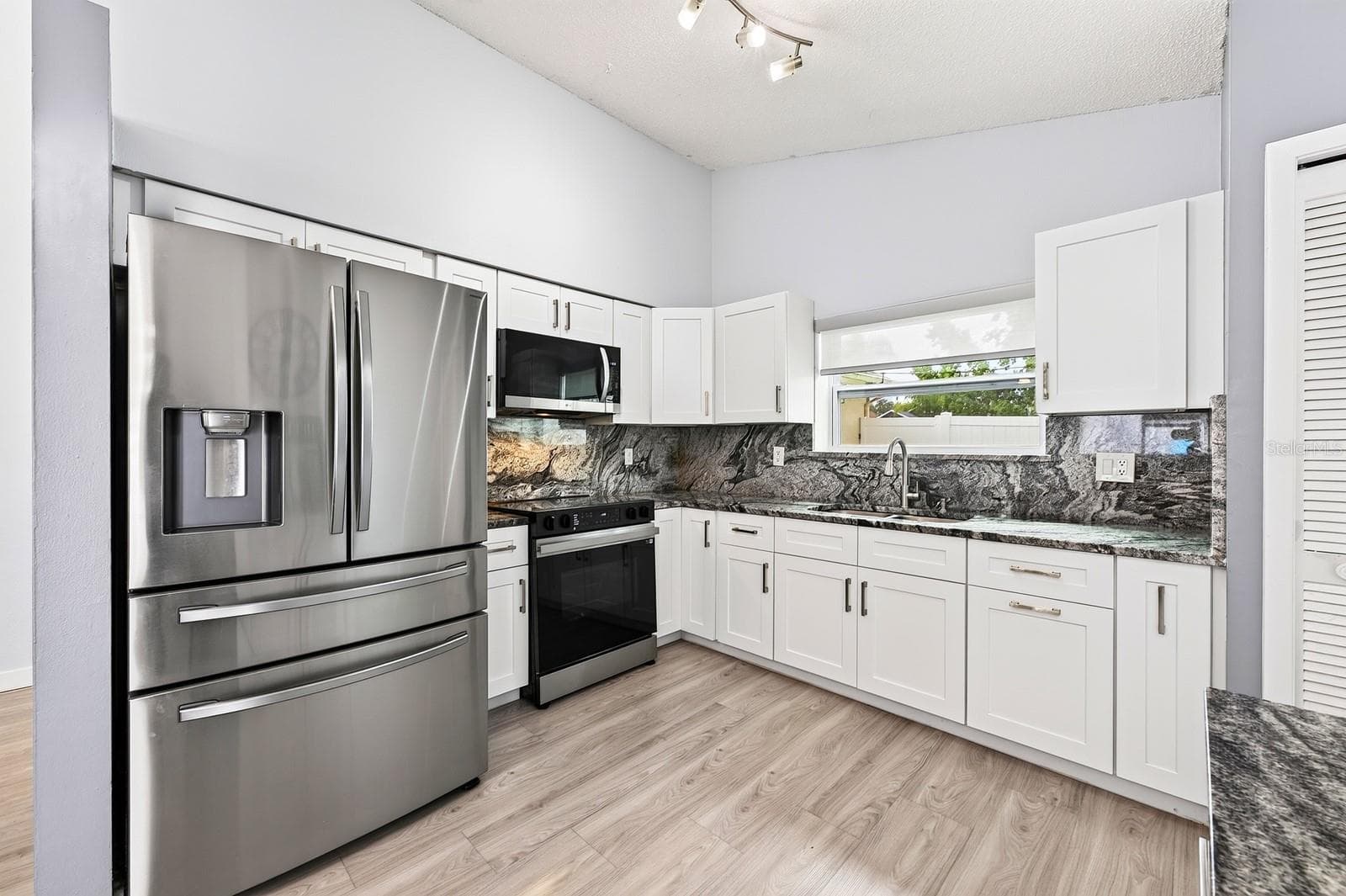 Updated Kitchen. - 9905 DEAN ACRE DR, ORLANDO