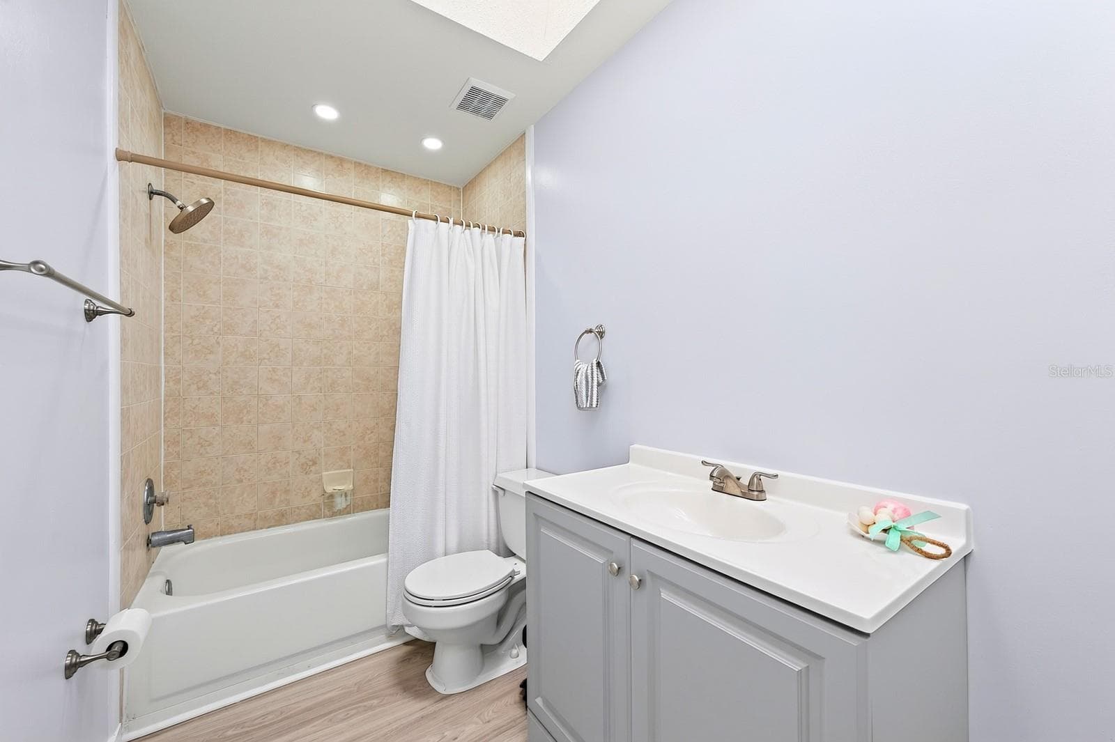 Second full bath. - 9905 DEAN ACRE DR, ORLANDO