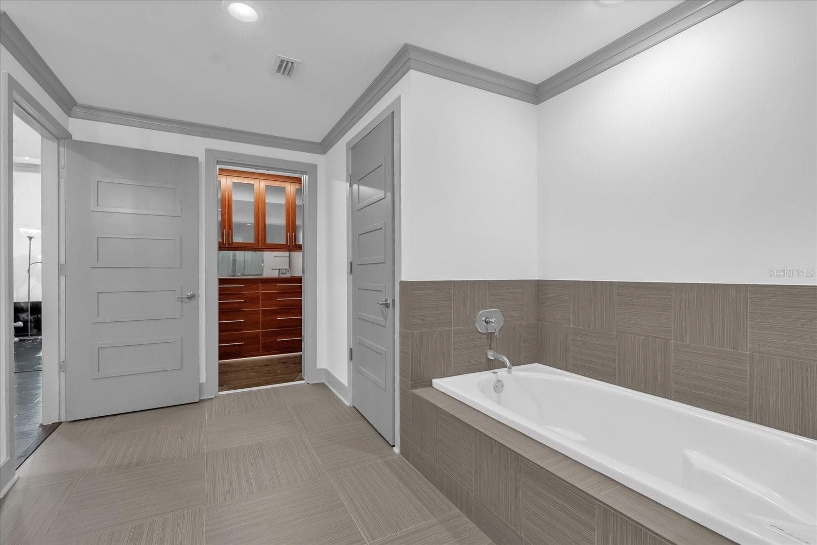 CUSTOM CLOSET BUILT IN. Located in main bath. - 260 S OSCEOLA AVE #1406, ORLANDO