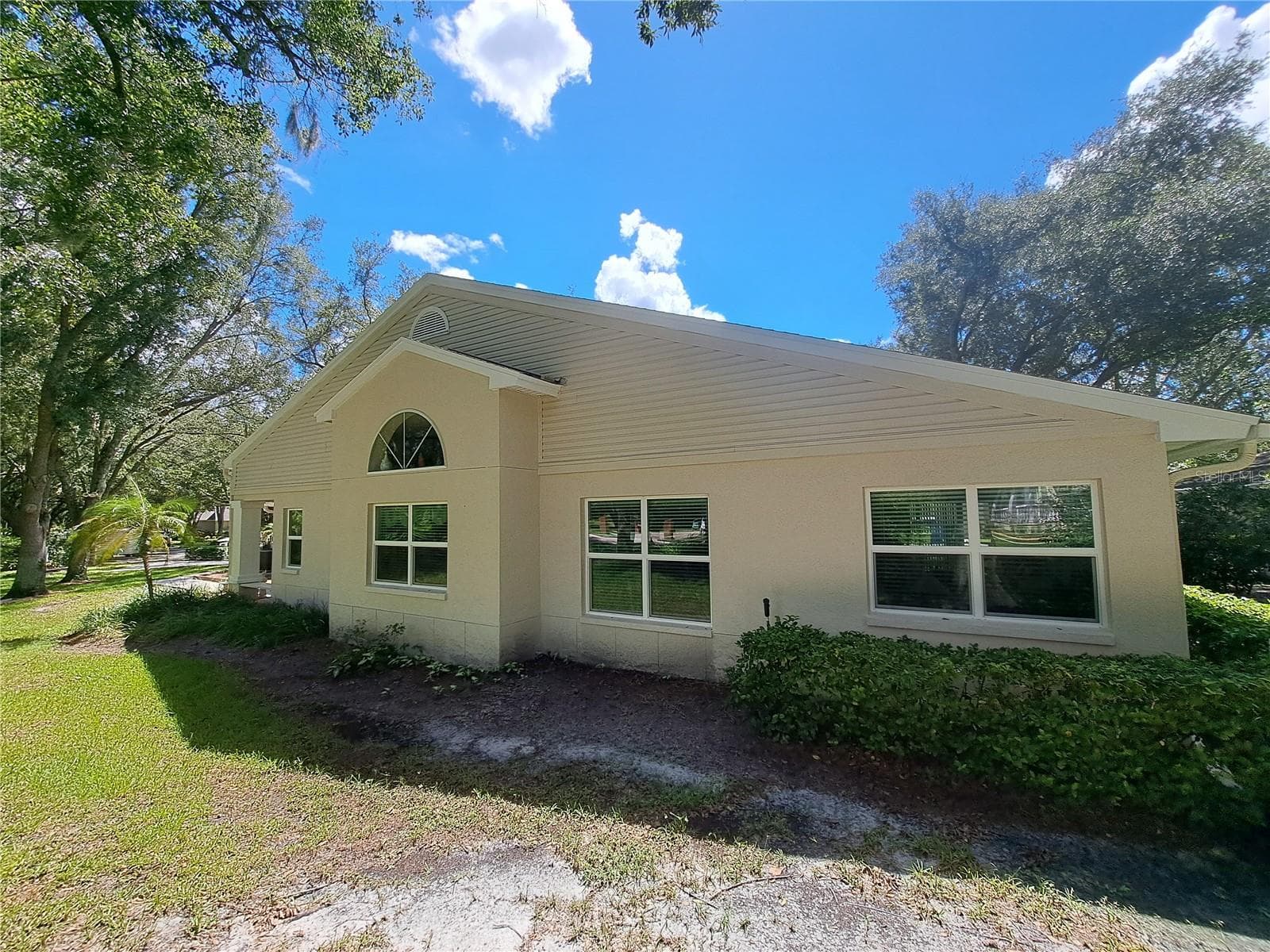 Large family home with new double glass windows - 5316 LOCHMEAD TER, ZEPHYRHILLS
