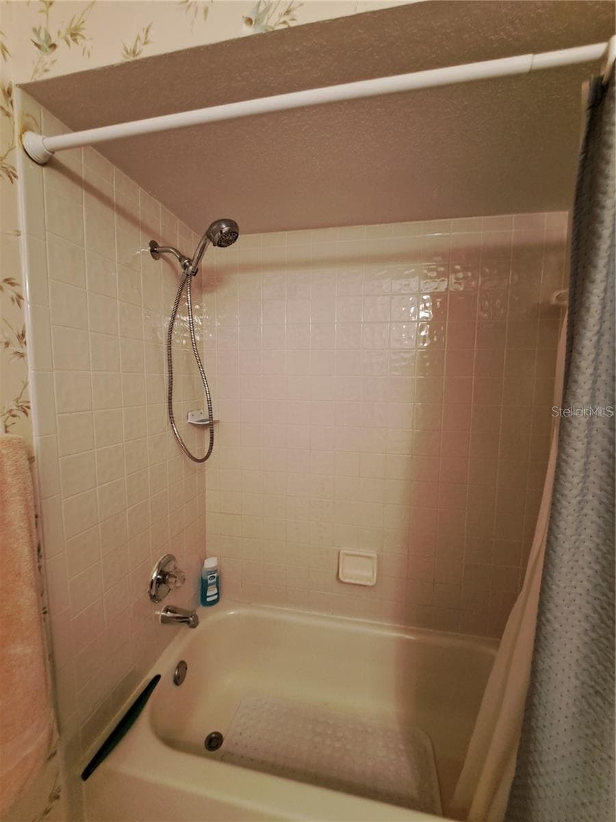 2nd bath bath tub with shower - 5316 LOCHMEAD TER, ZEPHYRHILLS
