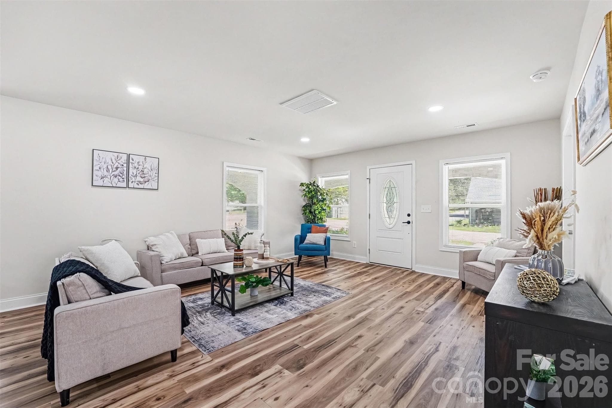 Open floor living area - 600 S Chapel Street, Landis