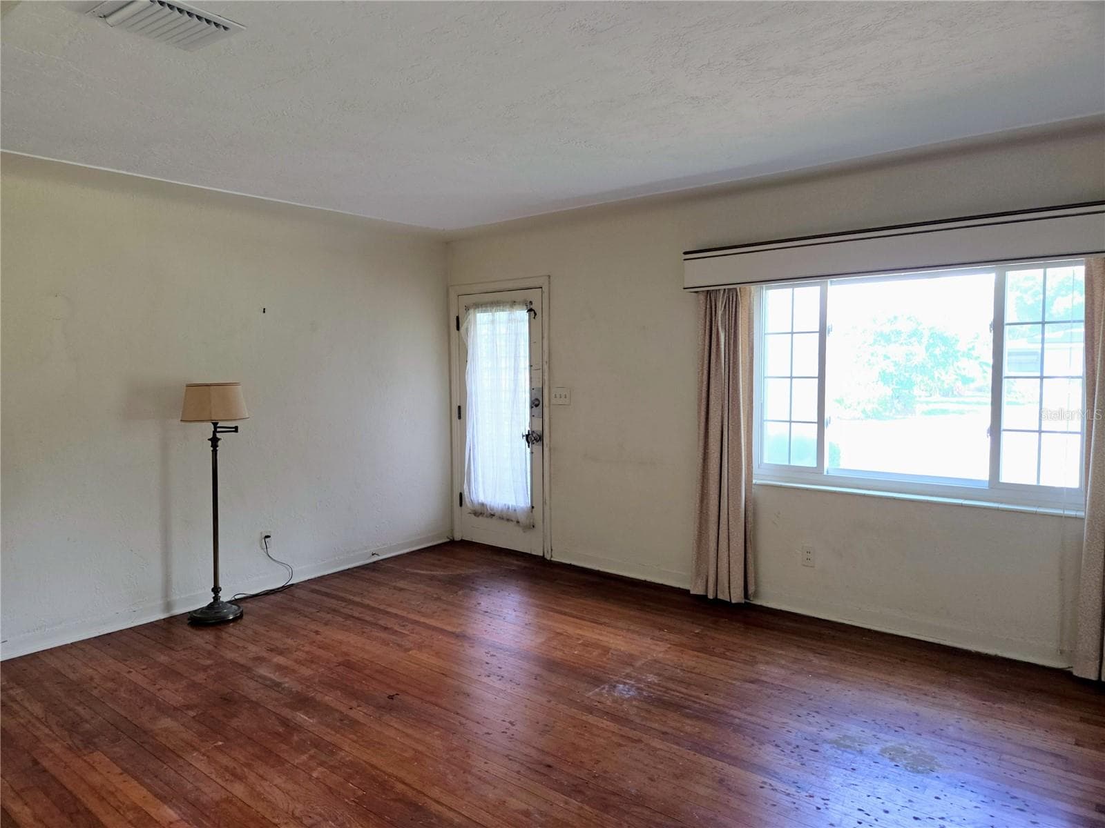 Single Family Residence at 6044 BURLINGTON AVE N, ST PETERSBURG, photo 5 of 45