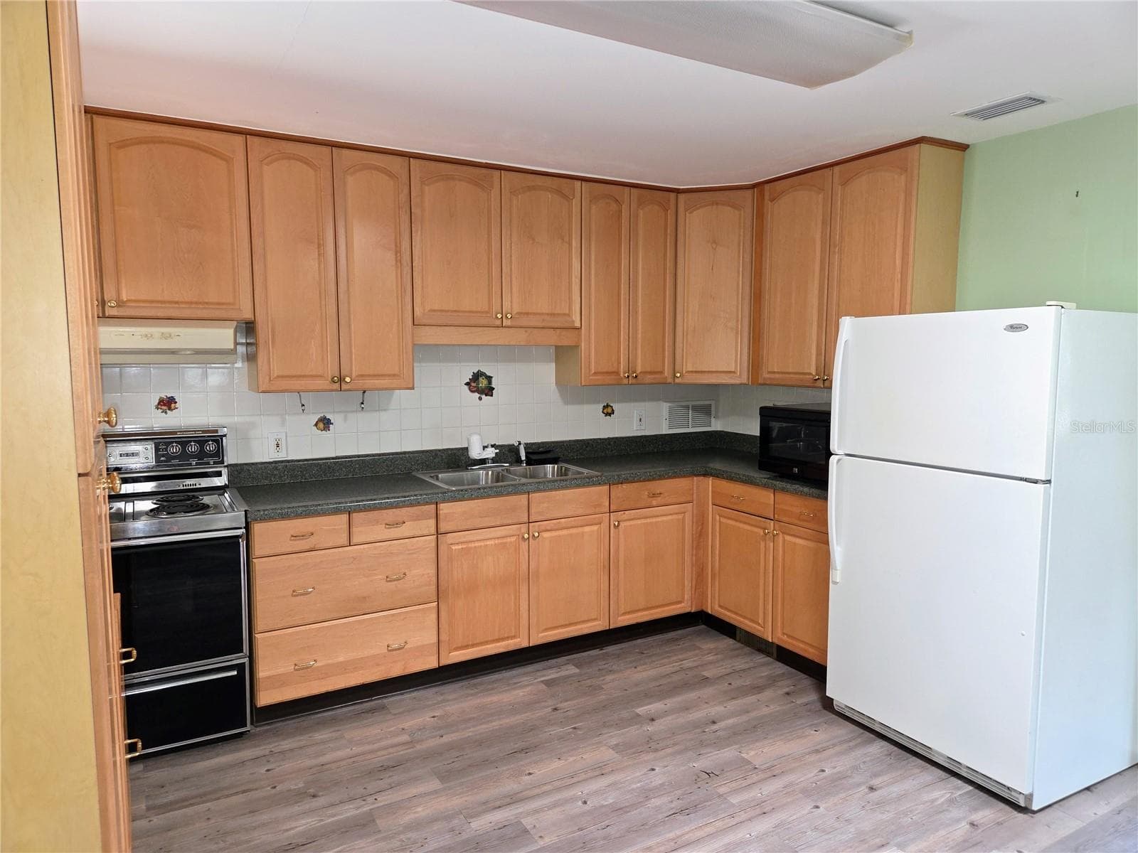 Single Family Residence at 6044 BURLINGTON AVE N, ST PETERSBURG, photo 8 of 45
