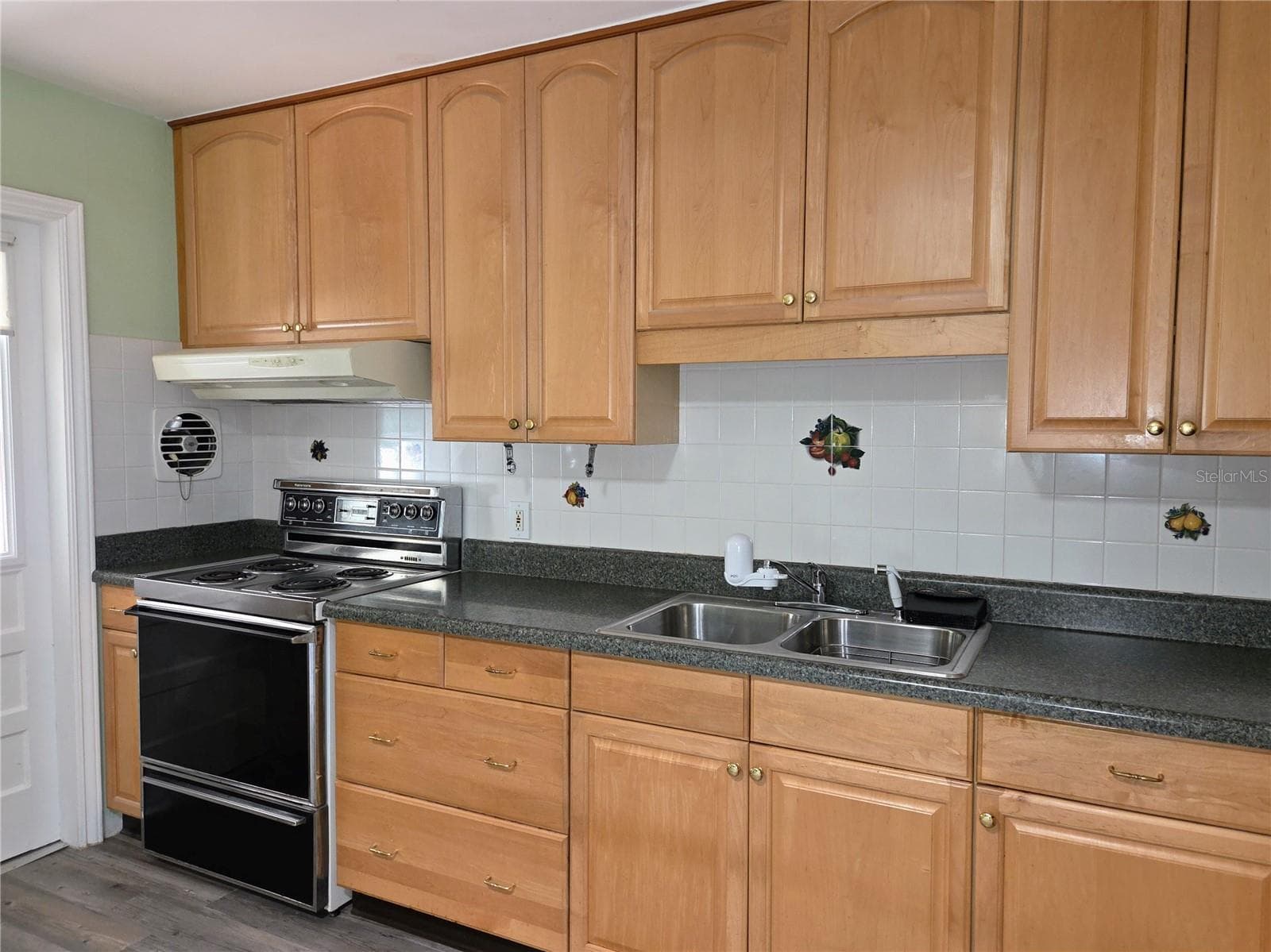 Single Family Residence at 6044 BURLINGTON AVE N, ST PETERSBURG, photo 11 of 45
