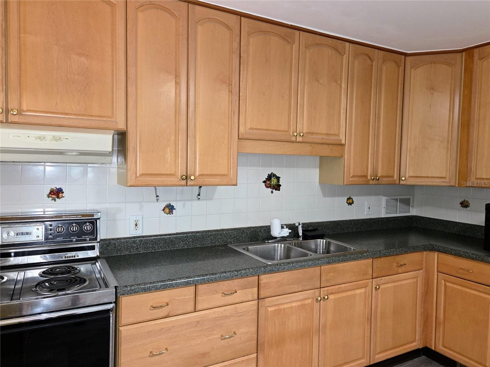 Single Family Residence at 6044 BURLINGTON AVE N, ST PETERSBURG, photo 12 of 45