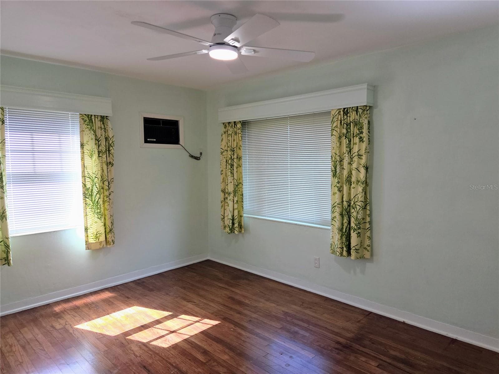 Single Family Residence at 6044 BURLINGTON AVE N, ST PETERSBURG, photo 17 of 45