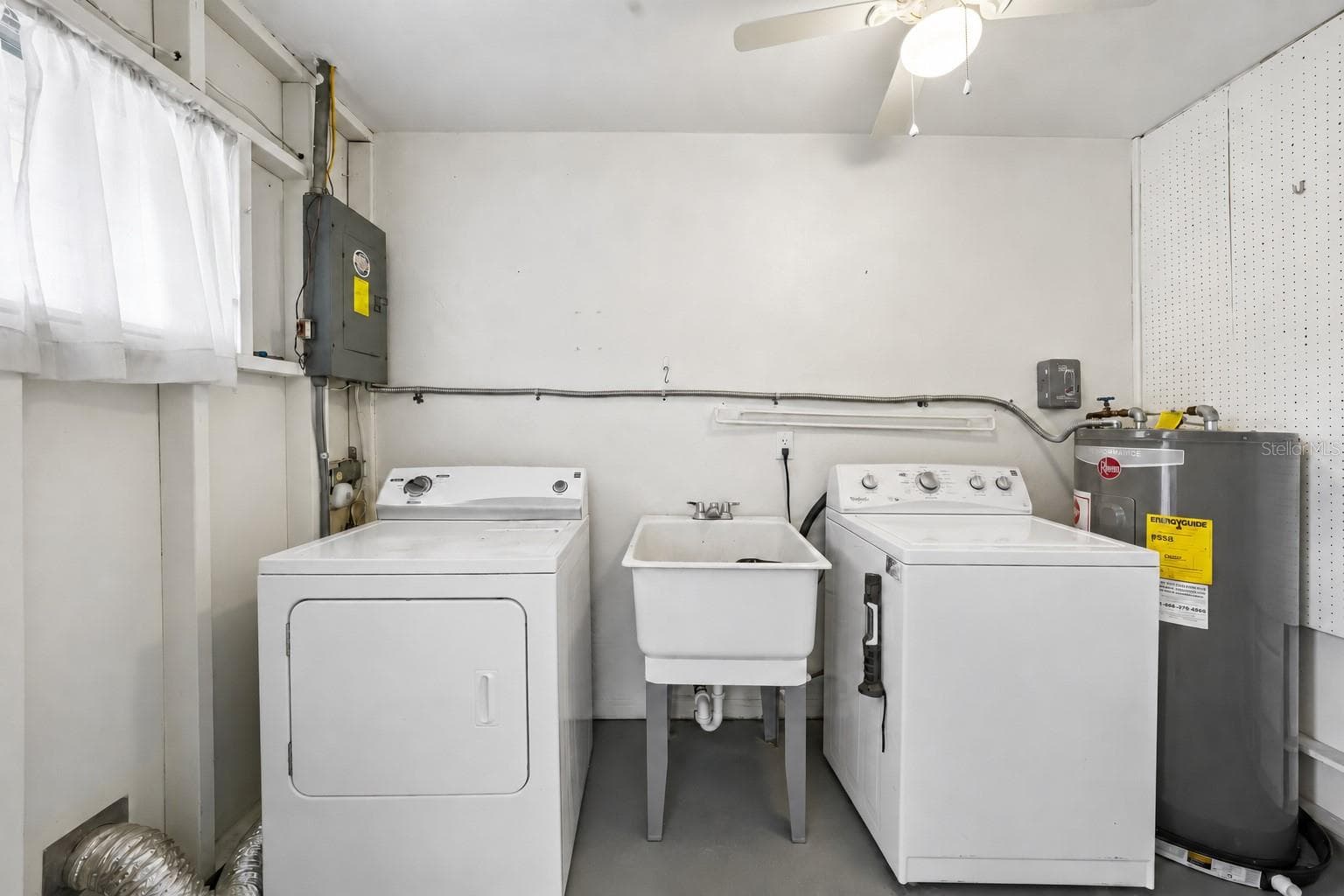 Laundry room unit 3700 - 3700 59TH ST N, ST PETERSBURG