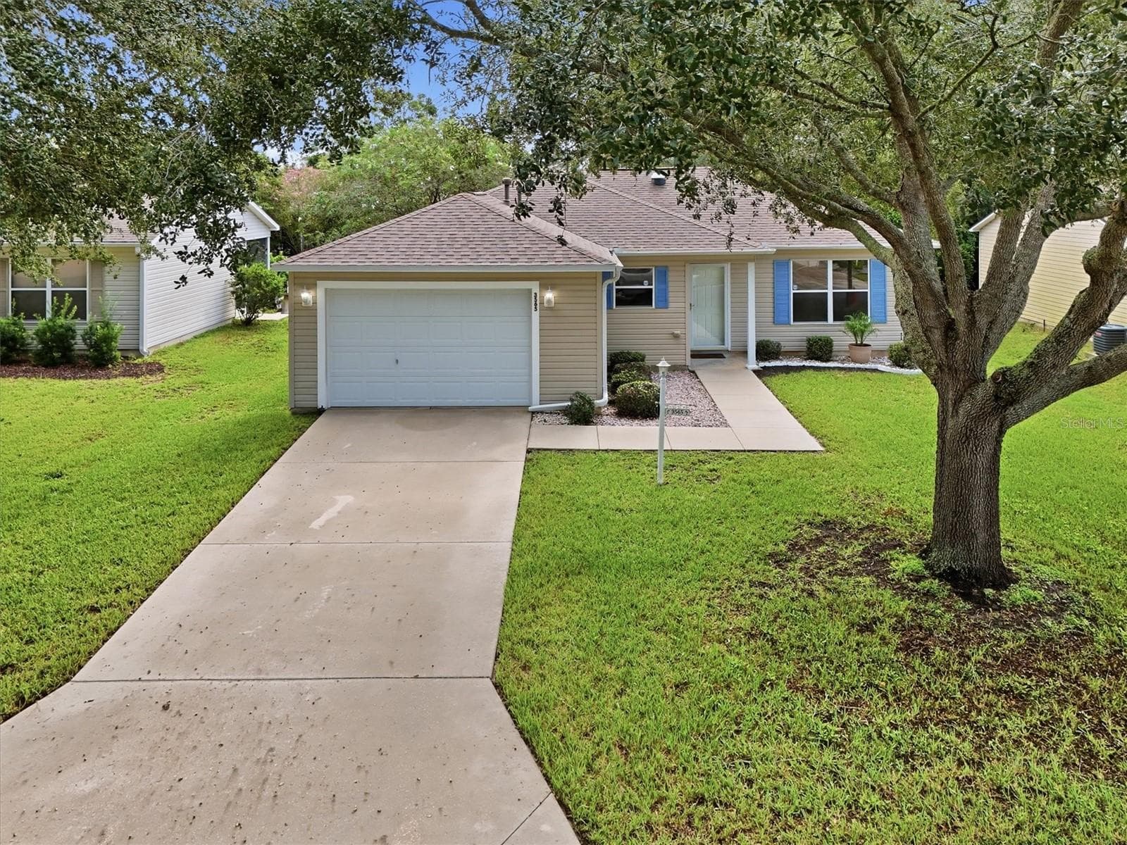 Front exterior:3565 Idlewood Loop exterior – Corpus Christi model home in Village of Summerhill, The Villages FL 32162 - 3565 IDLEWOOD LOOP, THE VILLAGES