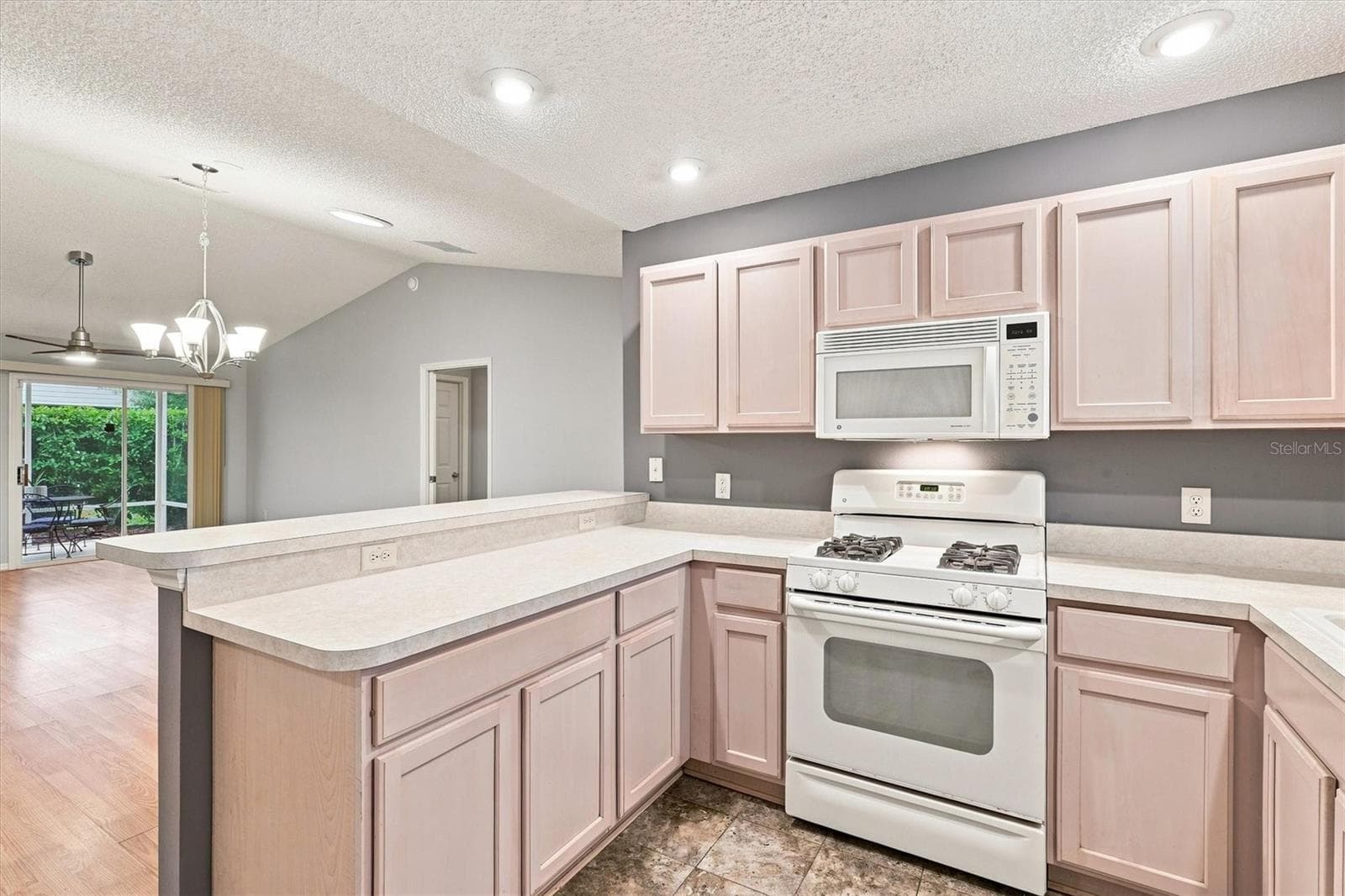 Kitchen: "Kitchen with breakfast bar and ample counter space, Village of Summerhill" - 3565 IDLEWOOD LOOP, THE VILLAGES