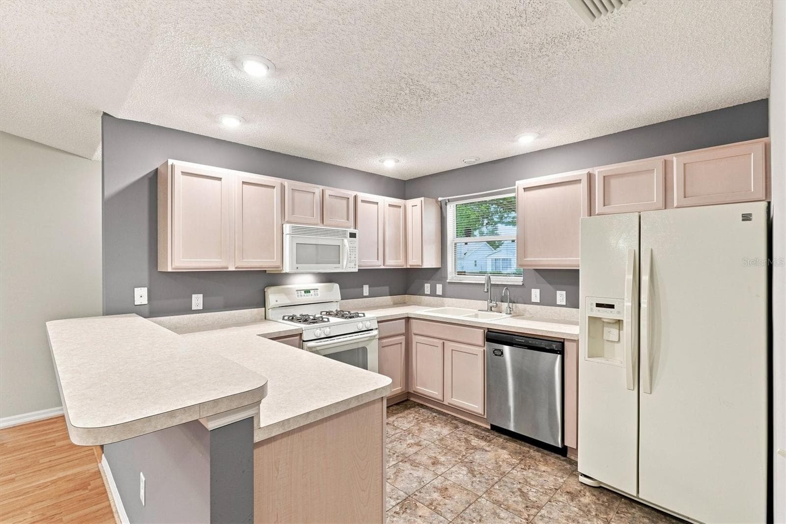 Kitchen: "Kitchen with breakfast bar and ample counter space, Village of Summerhill" - 3565 IDLEWOOD LOOP, THE VILLAGES