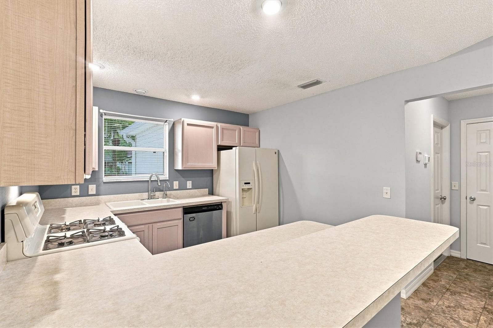 Kitchen: "Kitchen with breakfast bar and ample counter space, Village of Summerhill" - 3565 IDLEWOOD LOOP, THE VILLAGES