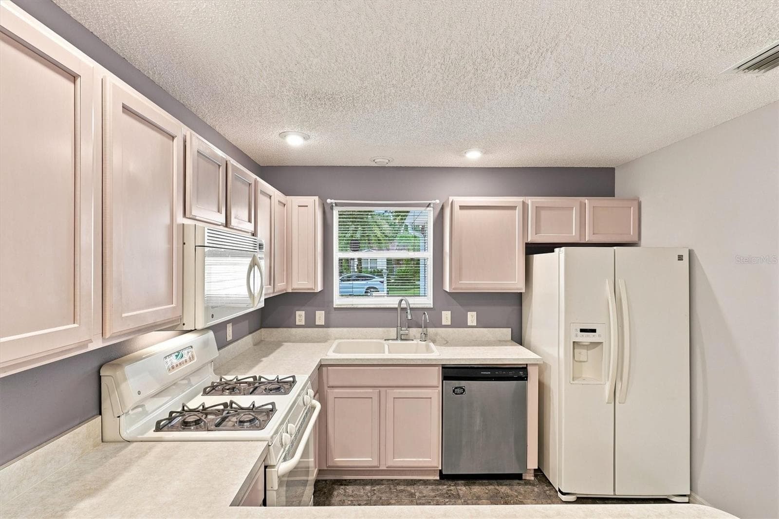 Kitchen: "Kitchen with breakfast bar and ample counter space, Village of Summerhill" - 3565 IDLEWOOD LOOP, THE VILLAGES